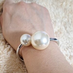 Sophisticated Silver Bracelet with Cream Pearls
